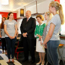 King Harald and Queen Sonja visited "The Big Yellow House", where several NGOs reside. They were given a presentation of the youth project MOT (Photo: Håkon Mosvold Larsen / NTB scanpix)